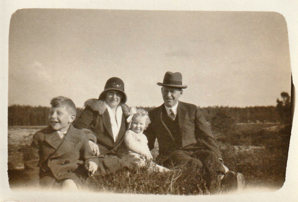 Familie Frans Vaal out in nature in 1929