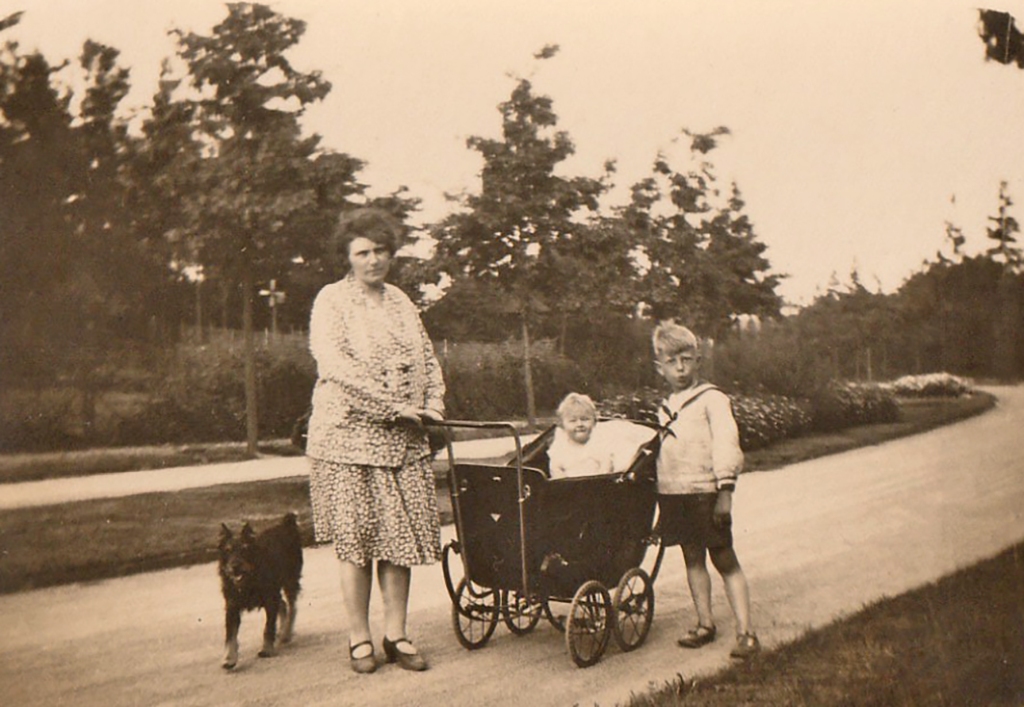 Wilhelmina Vaal-De Ridde with her children Frans and Wil in 1929.